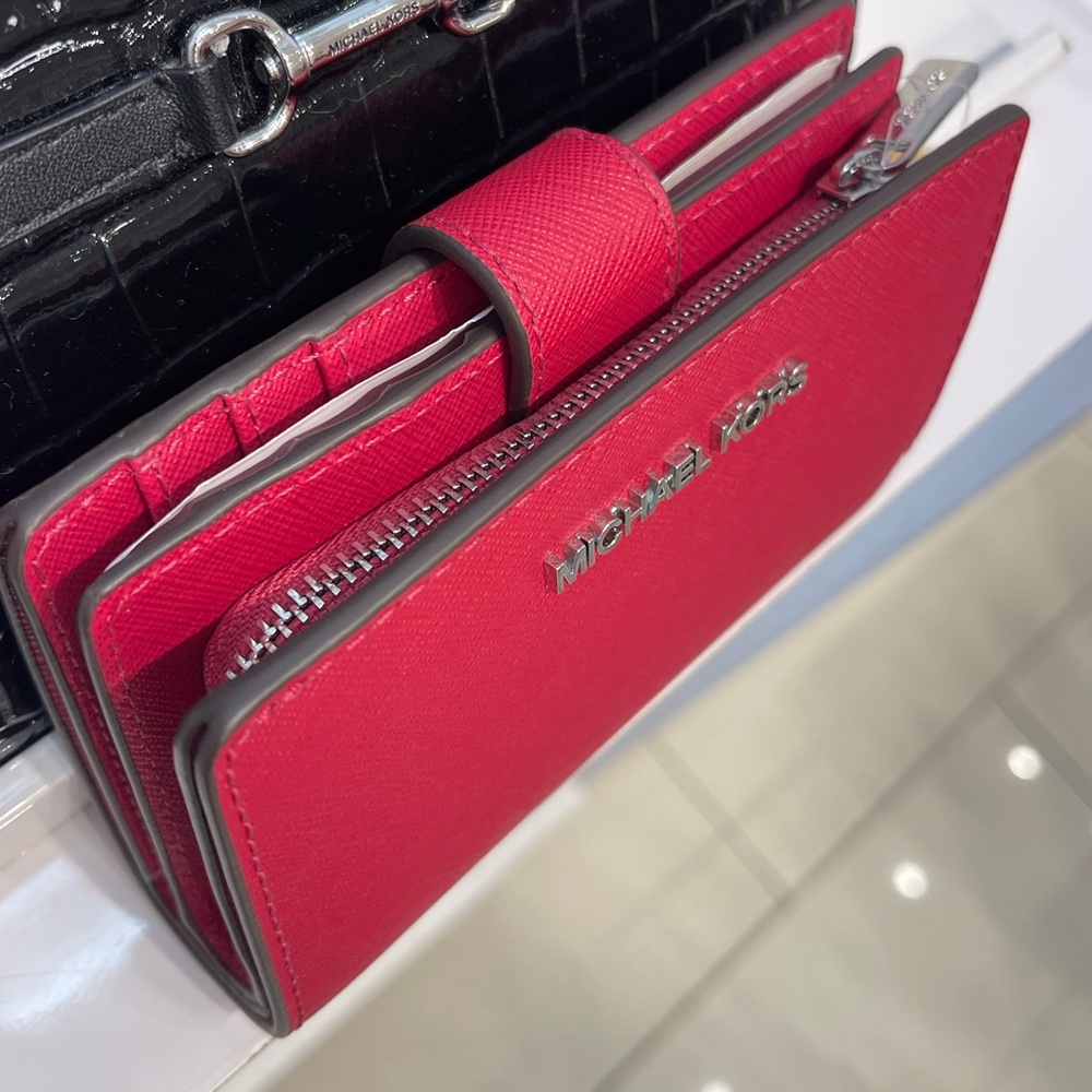 MICHAEL KORS Medium Saffiano Leather Bifold ZP CN Wallet
COLOR DK RASPBERRY
NWT - Picture 5 of 16